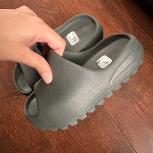 Toddler Yeezy slides